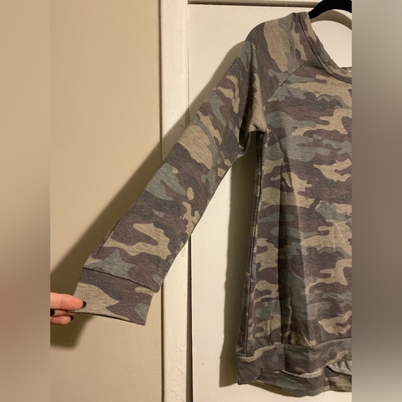 💚3 for $10!💚 Charlotte Russe Faded Camoflage Shirt - size Medium - Picture 2 of 4